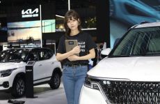 起亚展台小姐姐,小姐姐风采与车型共舞”