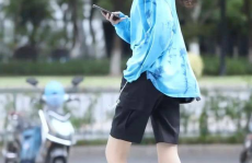 绿色长袜小姐姐,时尚潮流的街头新宠